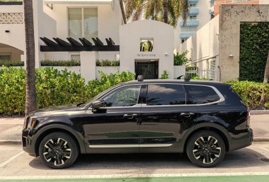Miami, Florida, ABD - 02 Nisan 2025 Kia Telluride otomobili açık hava parkı. Siyah çapraz araba, yan görüş. 2024 Kia Telluride SX-Prestige arazi aracı. Lüks SUV araba Kia Telluride.