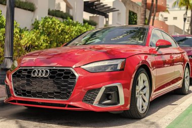 Miami, Florida, ABD - 02 Nisan 2025: lüks araba Audi A5 S. Audi A5 S dışarıda park halinde. Kırmızı araba, ön manzara. 2024 Audi A5 S arabası.
