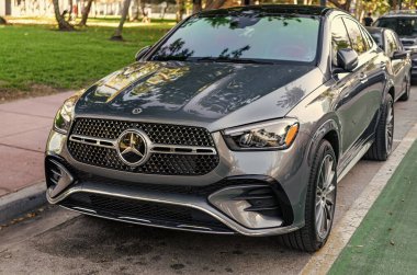 Miami, Florida, ABD - 07 Nisan 2025 Mercedes Benz GLE coupe car. Coupe Mercedes Benz GLE. Mercedes Benz GLE dışarıda park halinde. Gri araba, alçak görüntü..