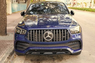 Miami, Florida, ABD - 13 Aralık 2024 Mercedes Benz GLE Coupe mavi araba. Lüks araba Mercedes Benz GLE tipi. Açık havada park etmiş mavi Mercedes Benz. Mercedes Benz GLE, ön manzara.
