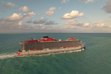 Miami, Florida, ABD - 28 Mart 2025 Seyahat acentesi turu. Cesur bayan yolcu gemisi yolculuğu. Gemi seyahati. Bakire Yolculukları. Bain Capital 'da. Gemi turu ve deniz seyahati. Tropikal hedef.