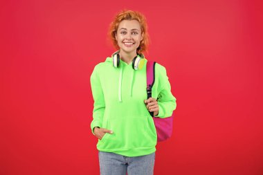 Okul eğitimi. Öğrenci hayatı. Kırmızıda izole edilmiş genç bir kadın. 1 Eylül. Üniversitede okuyorum. Öğrenci kız sırt çantası taşıyor. Okula dönelim. Bilgi toplama günü. Bilgi ve eğitim. Okul kulüpleri.