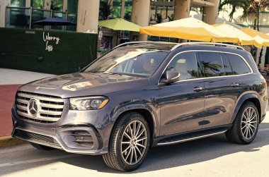 Miami, Florida, ABD - 17 Aralık 2024 Mercedes Benz GLS SUV siyah araba. Lüks araba Mercedes Benz GLS tipi. Açık havada park edilmiş siyah Mercedes Benz. Mercedes Benz GLS, ön görünüm.