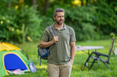 Yaz kampı aktivitesi. Yaz kampı. Kamp macerası. Yürüyüş yaşam tarzı. Kamp alanındaki adam. Piknik zamanı. Ormandaki kamp pikniğinde bir adam. Yaz günü yürüyüş yapan bir adam. Tatil etkinliği.