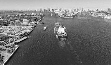 Miami, Florida, ABD - 20 Mart 2025 Miami Limanı. Konteyner gemisi. Kargo Warnow Balina Limasol gemisi Miami hava sahasında konteynırlı. Kargo gemisinde nakliye konteynırı. Kargo gemisi. hava görünümü.