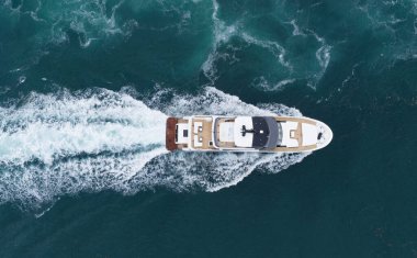 Lüks tekne yatı. Sürat teknesi denizde. Lüks bir yat kiralama şirketi. Motorlu yat lüks gemi. Deniz motoru. Deniz yaz tatili. Hava motorlu teknesi. Yat ya da yelkenli turu.