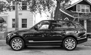 Miami, Florida, ABD - 08 Aralık 2024 Land Rover Range Rover 'ın lüks SUV arabası. Land Rover 'ın arabası dışarıda park edilmiş. Range Rover SUV 2016 siyah renk, köşe görünümü.