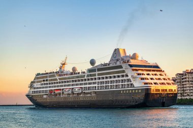 Miami, Florida, ABD - 21 Aralık 2024: Valletta gemisi Miami sahil limanından ayrılıyor. Azamara İleri Gemi Yolculuğu. Yaz tatilinde gemi turu. Azamara yolcu gemisinde. Gemi turu..