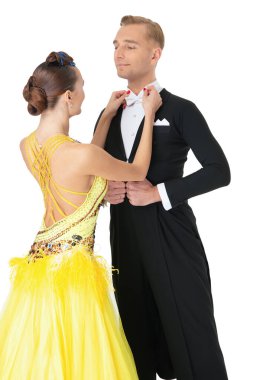 Dans eden çift valsi. Profesyonel dansçı çift hazırlanıyor. Dans eden vals çifti. Balo dansı dansçısı. Spor dansı. Dans eden çift beyazda izole edilmiş. Balo dansçısı vals yapıyor..