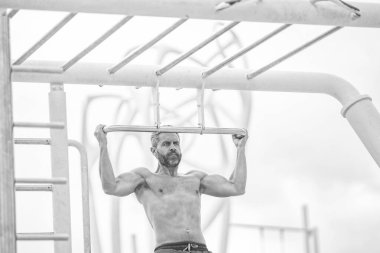 Erkek kaslı sporcu açık hava spor salonunda duruyor. Spor yaşam tarzı. Kas kasları ve trisepsler. Güçlü bir atlet. Adam yanaşıyor. Güçlü gövde kası olan kaslı bir sporcu..