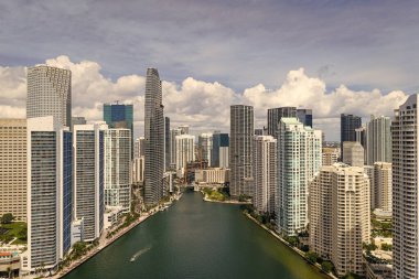 Brickell gökdelenlerinin insansız hava aracı görüntüsü. Miami şehir merkezinden Brickell şehri. Panoramik Miami Brickell silueti kıyı şeridinin üzerinde. Miami 'deki Brickell Key hava görüntüsü. Miami 'nin manzarası