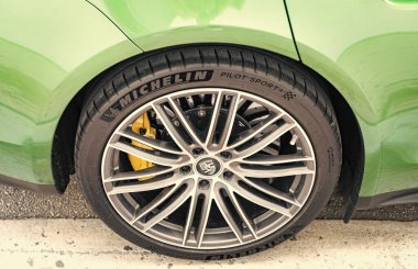 Miami, Florida, ABD - 20 Aralık 2024: Porsche Panamera 2019 Gran Turismo spor fastback otomobil. Porsche Panamera 'nın lüks arabası. Porsche Panamera 'nın arabası dışarıda park edilmiş. Porsche Panamera, tekerlek manzaralı.