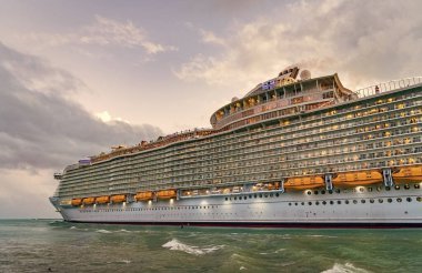Miami, Florida, ABD - 16 Aralık 2024 yaz tatili. Royal Karayipler Uluslararası yolcu gemisi. Gemi turu. Lüks gemi gezisi. Deniz Yolcuları Seyahat Senfonisi. Okyanus yolculuğu.