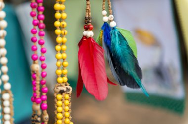 Renkli boncuklar ve tüy