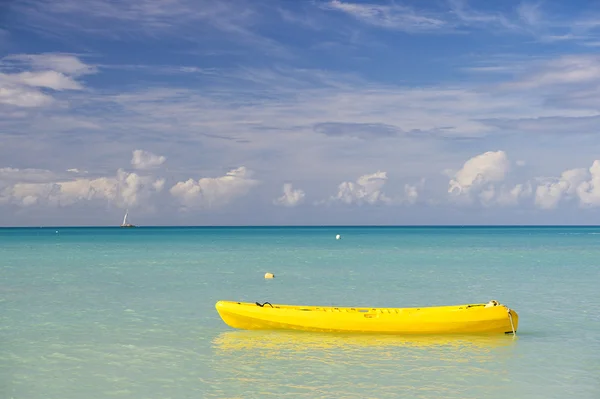 Żółta łódź na wodzie — Zdjęcie stockowe
