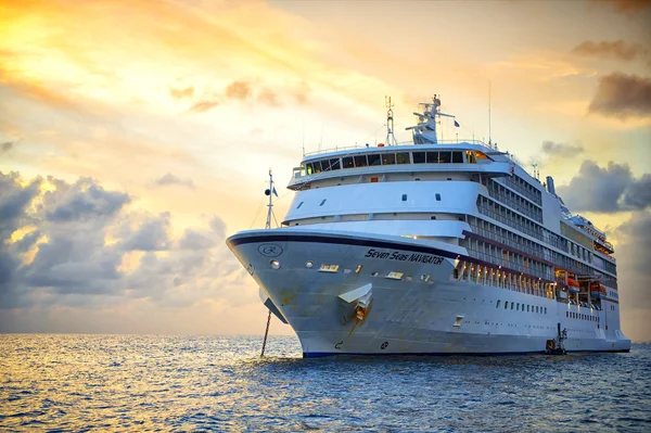 Large cruise liner — Stock Photo, Image
