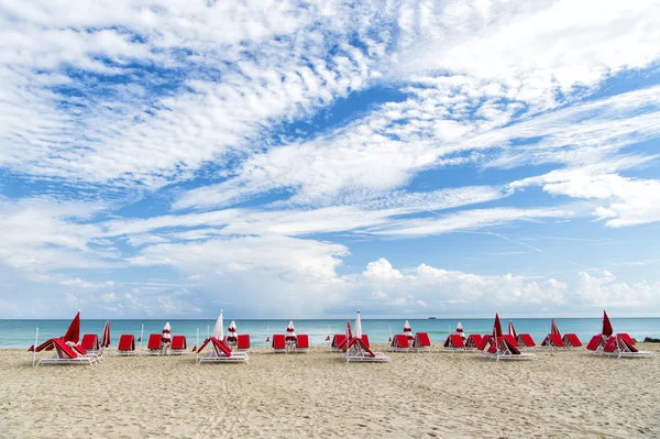 Many red deck chairs in South beach — Stock Photo, Image