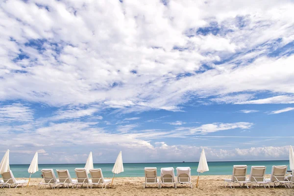 White deck chairs in South beach — Stock Photo, Image