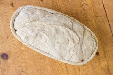 Ahşap yüzeydeki ekşi ekmeğe yaklaş.