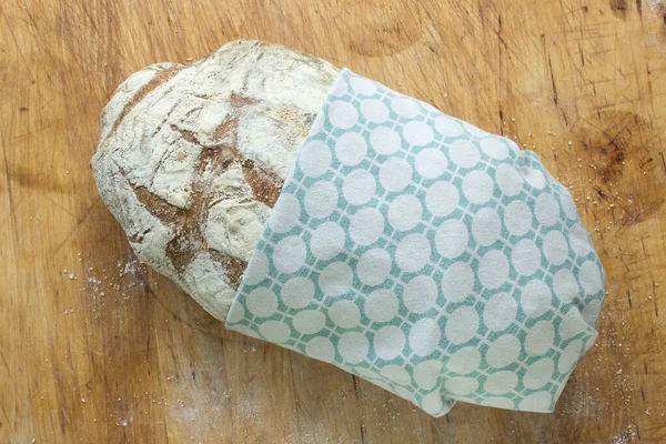 Pane Fatto Casa Sulla Griglia Nera — Foto Stock