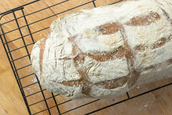 Pane Fatto Casa Sulla Griglia Nera — Foto Stock