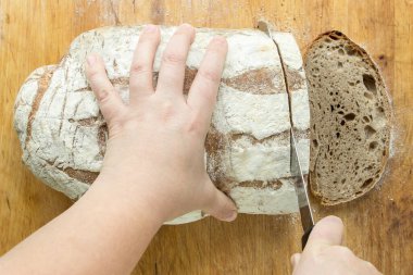 Bir somun ekmek kesiyorum. 