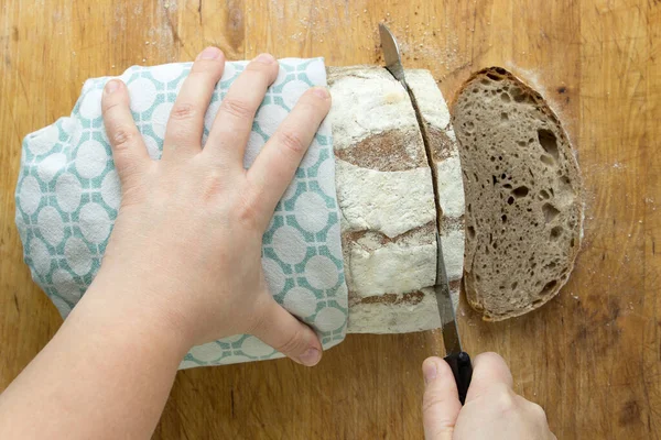 Tagliare Mano Pezzo Pane — Foto Stock