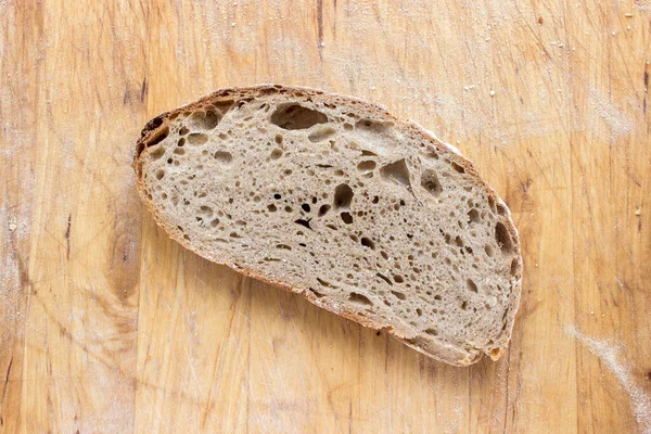 Ruka Krájí Bochník Chleba — Stock fotografie