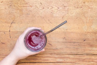 Bir bardak meyve suyu. 