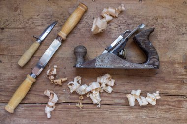 Ahşap yüzeyde çeşitli ahşap işçiliği araçları 