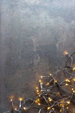 Altında ışıklar olan siyah bir Noel kartı.