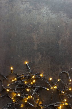 Altında ışıklar olan siyah Noel kartı.