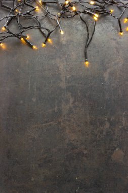 Üstünde ışıklar olan siyah bir Noel kartı.