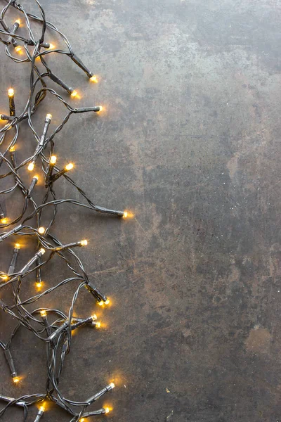 Yanında ışıklar olan karanlık bir Noel kartı.