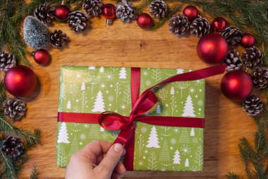 Noel hediyesini açarken kapat.