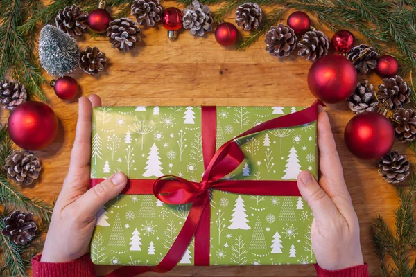 Gros Plan Sur Les Mains Tenant Cadeau Noël Avec Papier — Photo