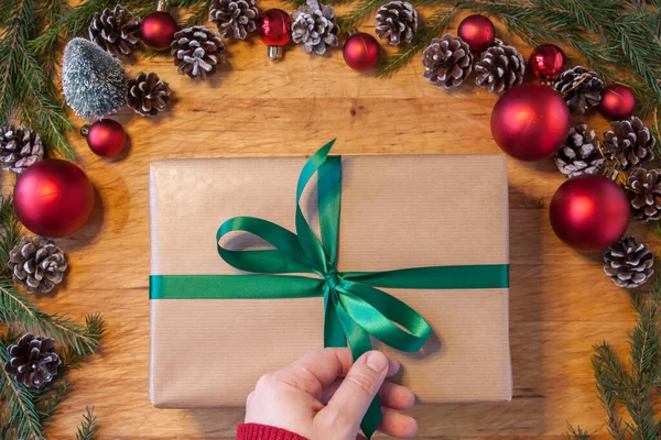 Close Portata Mano Cercando Aprire Regalo Natale Marrone Con Nastro — Foto Stock