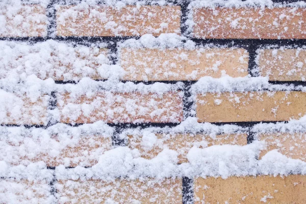 Nahaufnahme Auf Schnee Gelber Ziegelwand — Stockfoto