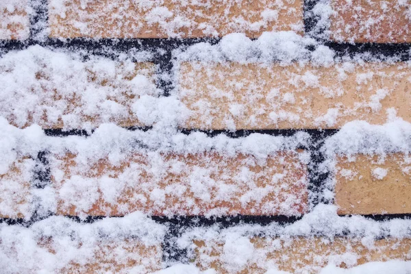 Schnee Auf Gelber Ziegelwand — Stockfoto