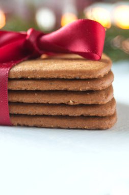 Önünde zencefilli kurabiye yığını olan Noel resmi