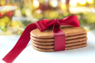 Kurdeleli zencefilli kurabiyelere yakın çekim