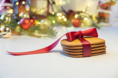 Bir yığın zencefilli kurabiye.