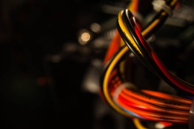 Teknolojiyi birbirine bağlayan renkli ipler