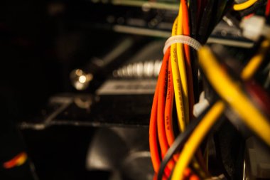 Bilgisayarın içindeki renkli kablolara yaklaş