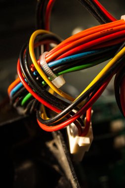 Renkli kablolara yakın çekim