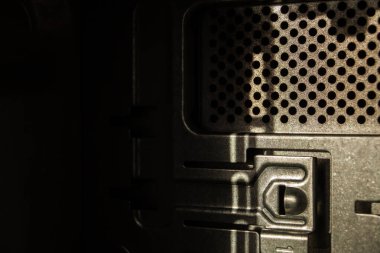 Bir bilgisayarın içindeki metalik desenler