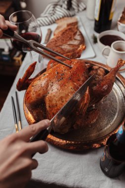 Bayram yemeği, Şükran Günü, Noel yemeği. Tatil sezonu, ailenle kutlama. Kutlama masası. Kızarmış hindi, ekmek, patates graten, kırmızı şarap. Mumlar, çatal bıçaklar. Kasım, Aralık.