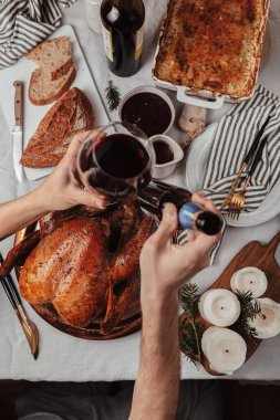 Bayram yemeği, Şükran Günü, Noel yemeği. Tatil sezonu, ailenle kutlama. Kutlama masası. Kızarmış hindi, ekmek, patates graten, kırmızı şarap. Mumlar, çatal bıçaklar. Kasım, Aralık.