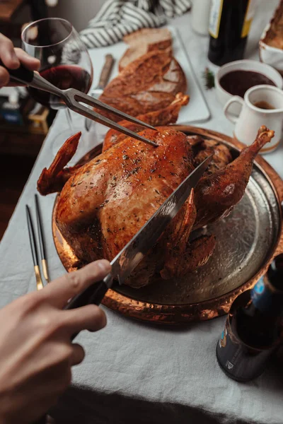 祭りのディナー感謝祭 クリスマス料理 ホリデーシーズン 家族とのお祝い お祭りのテーブルの設定 ロースト 七面鳥 ジャガイモ グラタン 赤ワイン — ストック写真