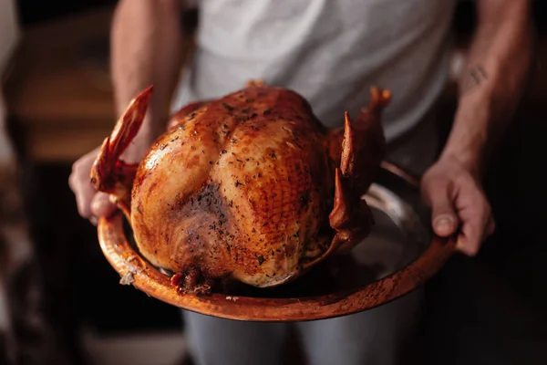 Man Houdt Geroosterde Kalkoen Een Metalen Kokerronde Schaal Feestelijke Gevogelte — Stockfoto